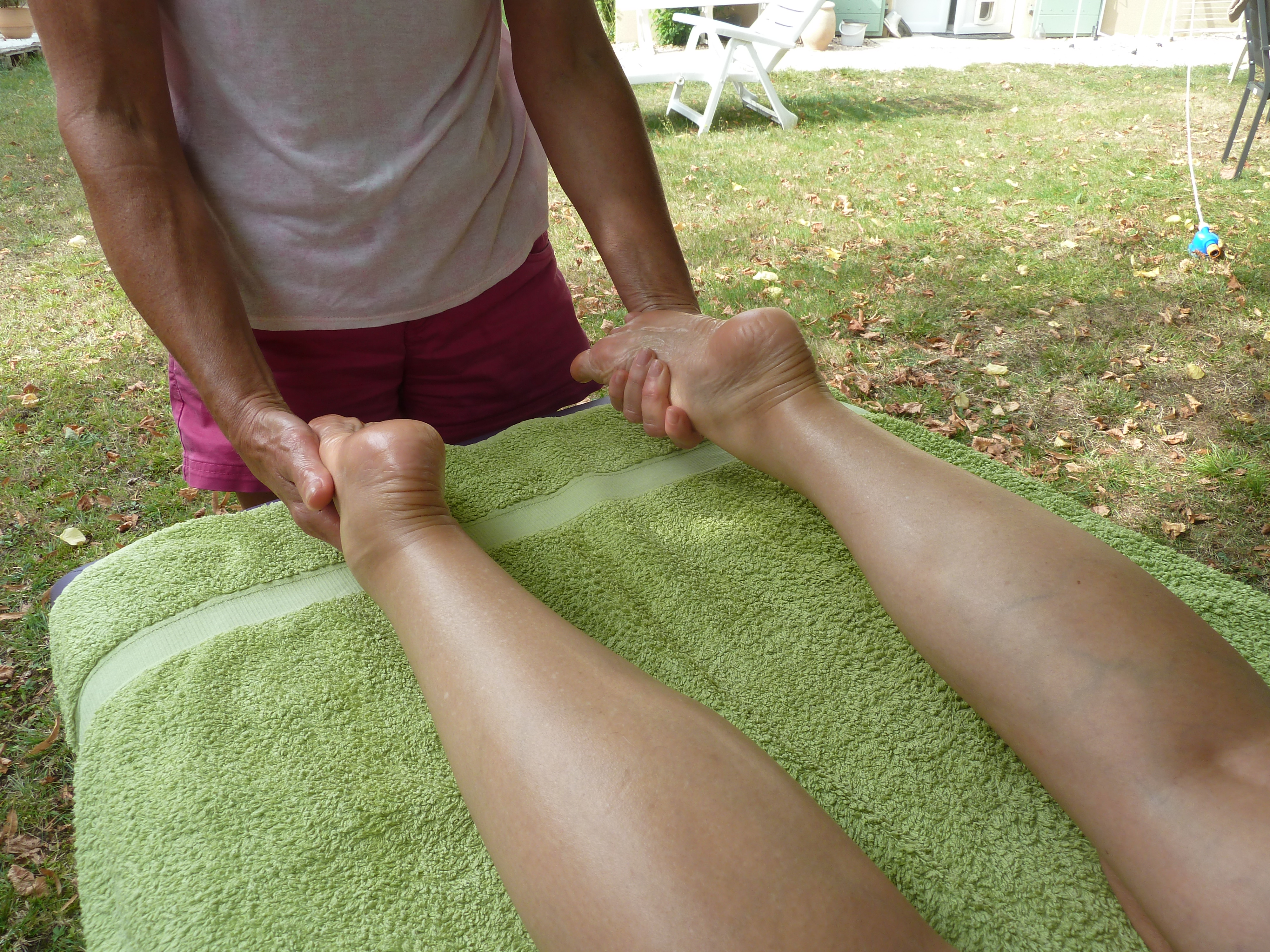 massages-jambes-pieds-étirement-jambes-ensemble