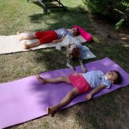 yoga-enfants-posture-relaxation-sàvasana
